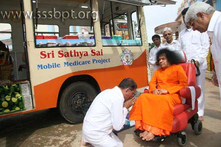 Bhagawan blessing the Mobile Hospital