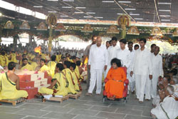 Bhagawan moving around the Yajna Shaala