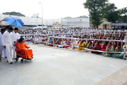 Bhagawan granting darshan in Sundaram